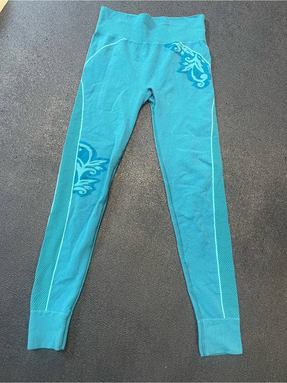 Athleta Teal Seamless Active Leggings - size Large with small stitch flaw.